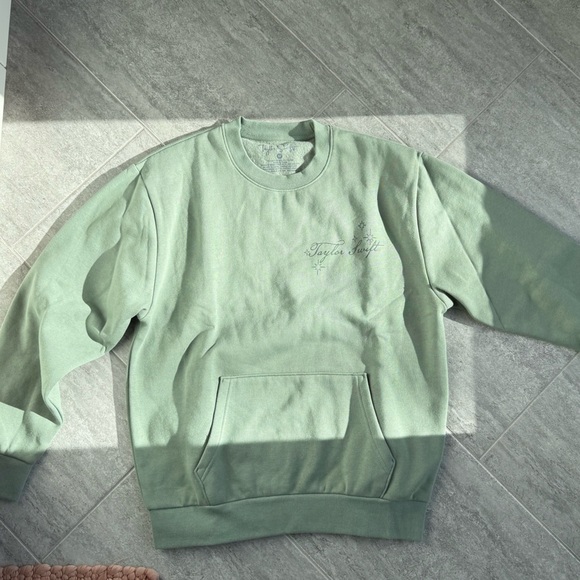 Taylor Swift Crewneck - Picture 3 of 5